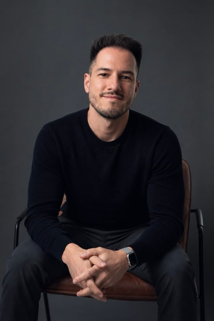 Lukas Kaffer sitzend